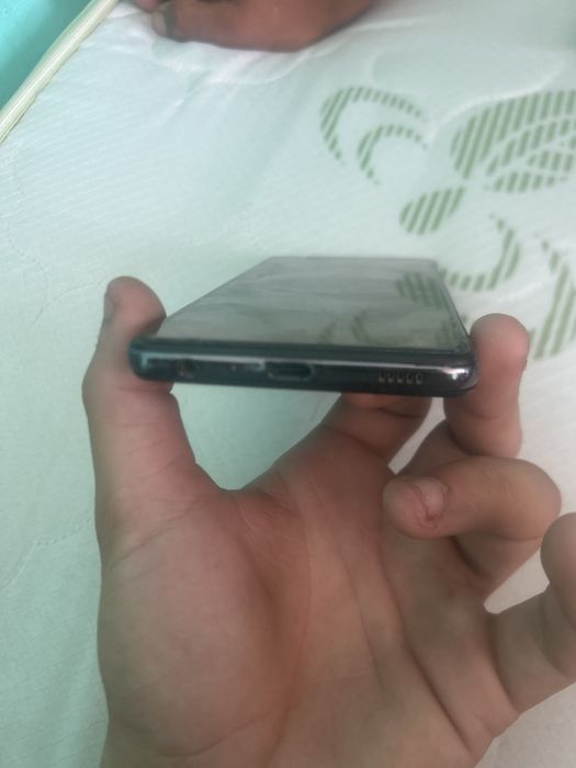 Vand, si eu acest tel Samnsung A52s 5G telefonul este impecabil e spartă doar folia nu e zgariat , l am folosit doar 4 luni