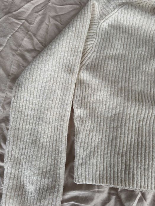 Бял пуловер с високо поло яка, XS номер, H&M