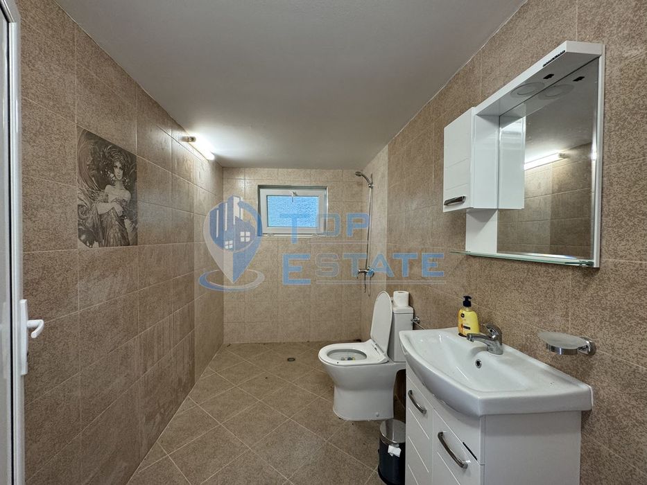 Къща с панорамна гледка във вилната зона между град Бяла Черкваи село