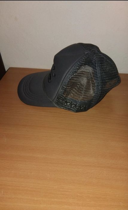 Sapca gri reglabila