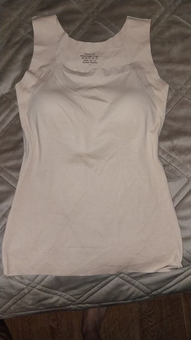 Продаётся утягивающая майка с чашечками.