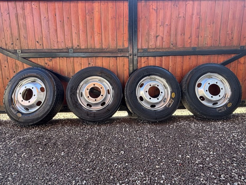 Anvelope Michelin 215/75 R17.5 cu jantă