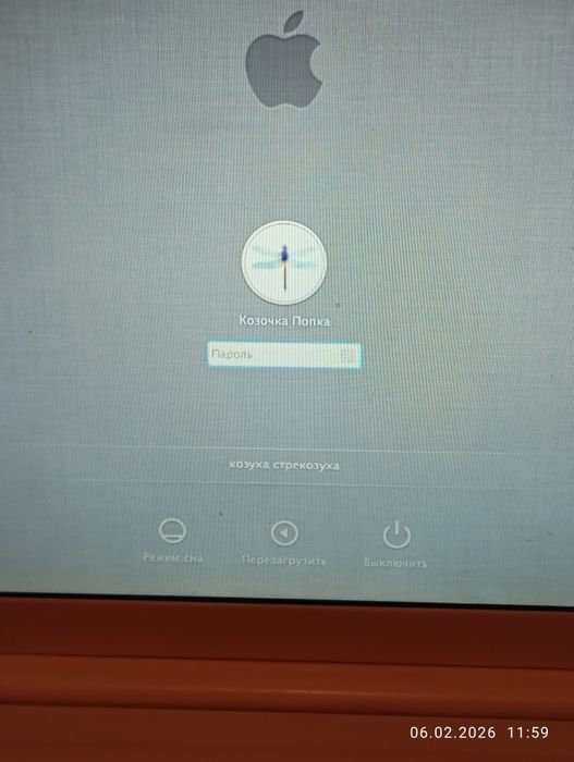 МакБук, за 10000.