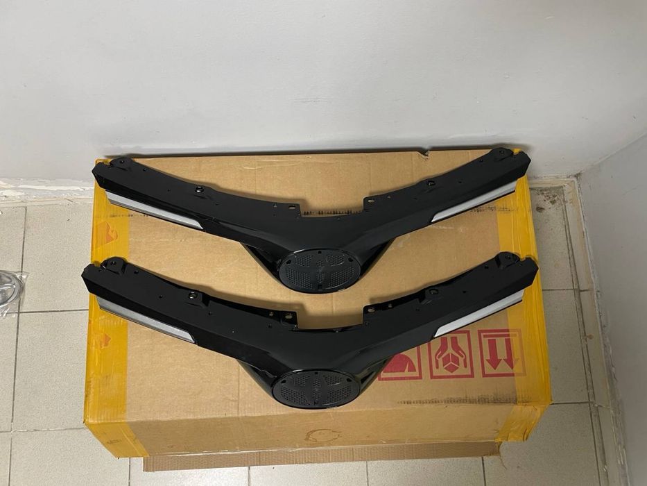 Решетка радиатора Toyota Rav4 16/19