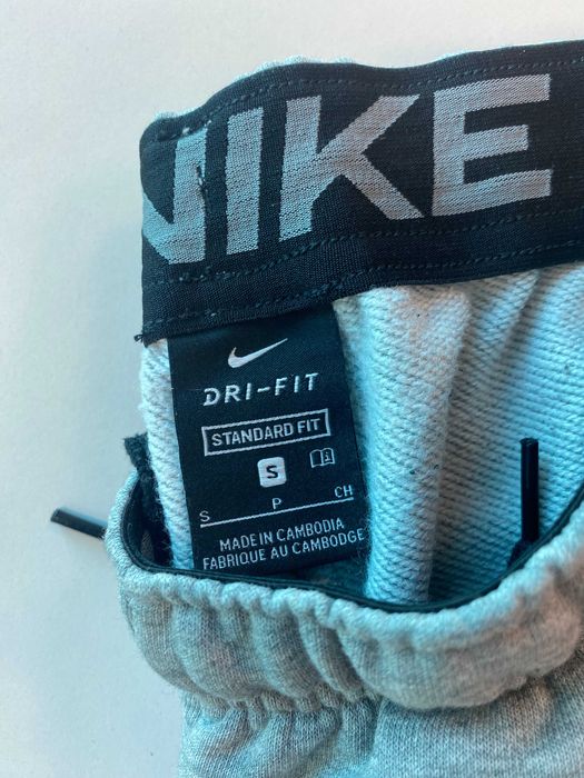 Nike  Tapered Leg Спортен панталон в Светлосиво