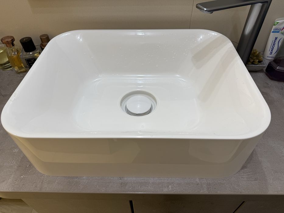 Vand lavoar baie pe blat ceramica alb