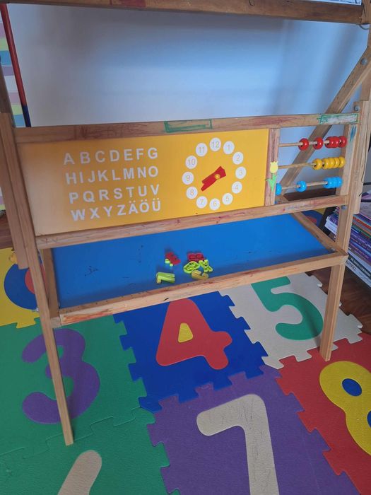 Tabla de lemn de scris folosita, plus cifre și litere magnetice