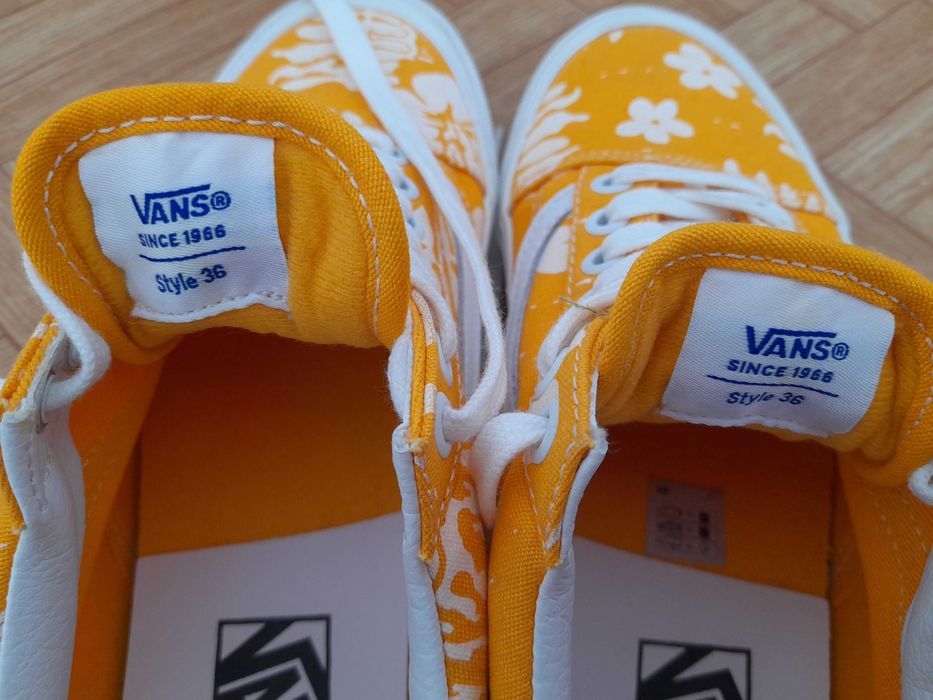 Оригинални кецове Vans от Англия 38.5,но отговарят на 37.5-38 номер