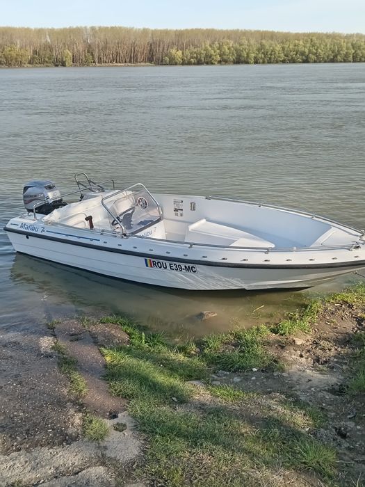 Vând barcă Malibu