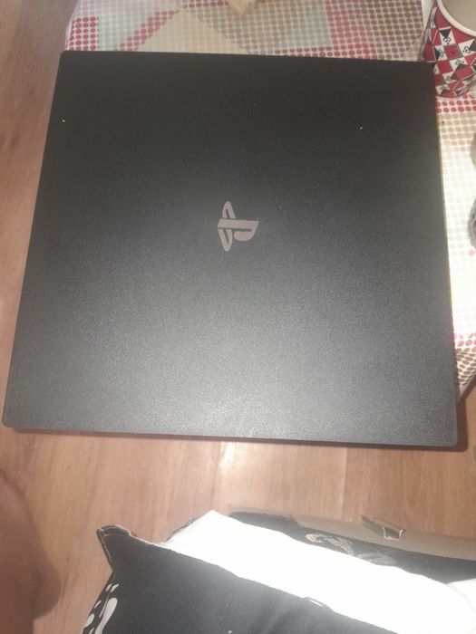 Ps 4 pro  cu o maneta și un joc