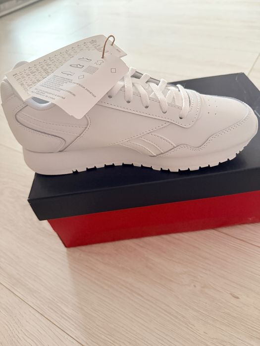 Adidasi noi in cutie