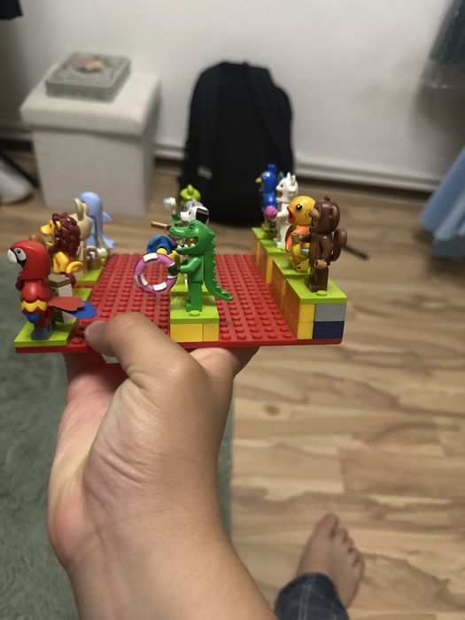 Lego minifigurine seria de colectie nr 28 + stand si instructiuni