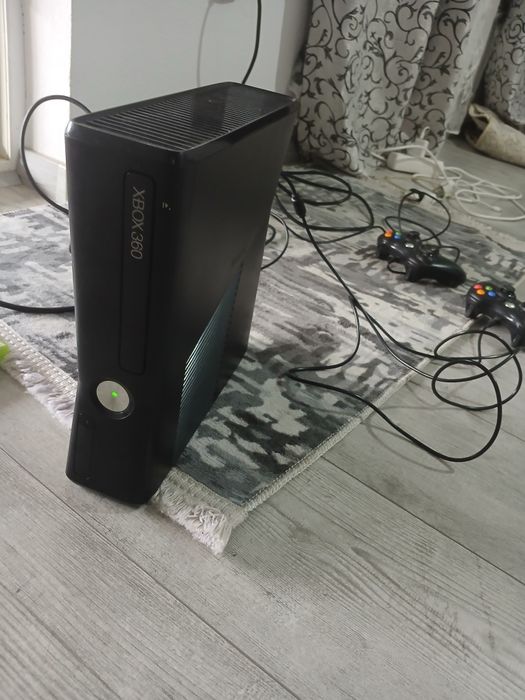 Consolă Xbox 360 S (Slim) + 2 Manete + Joc GTA 5 Complet (2 Discuri)