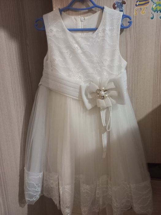 Нарядные платья для девочек с 4 до 6лет. 2000тг