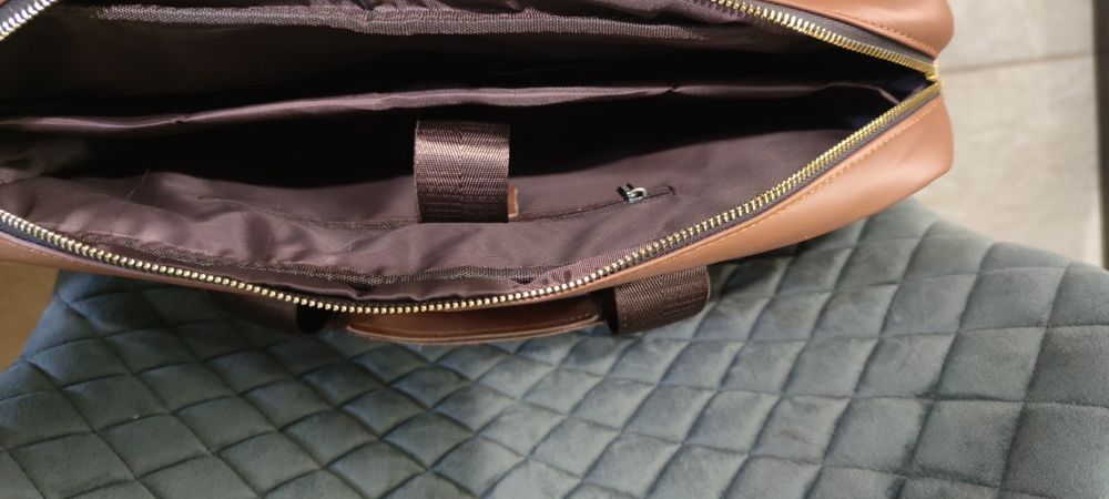 Продавам 2 нови мъжки чанти за рамо от италианска телешка кожа!