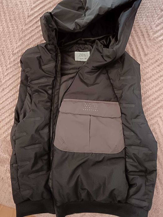 Vestă neagra băieți .Zara mărimea  164.. 13...13 ani