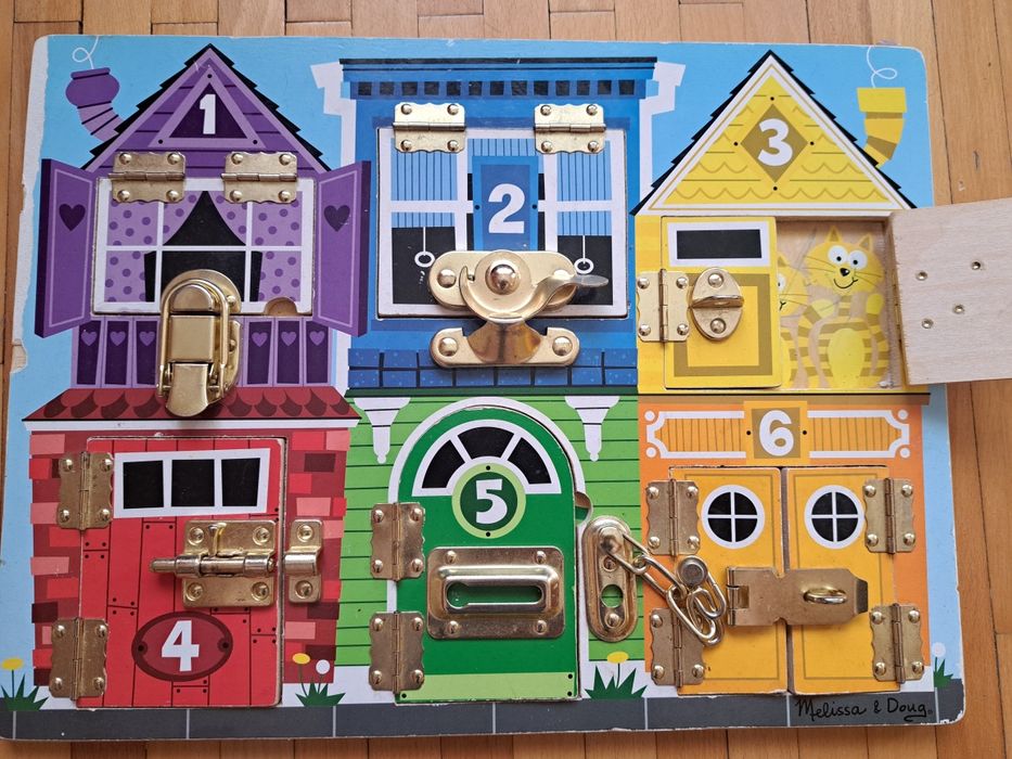 Placa din lemn cu zavoare, Melissa & Doug