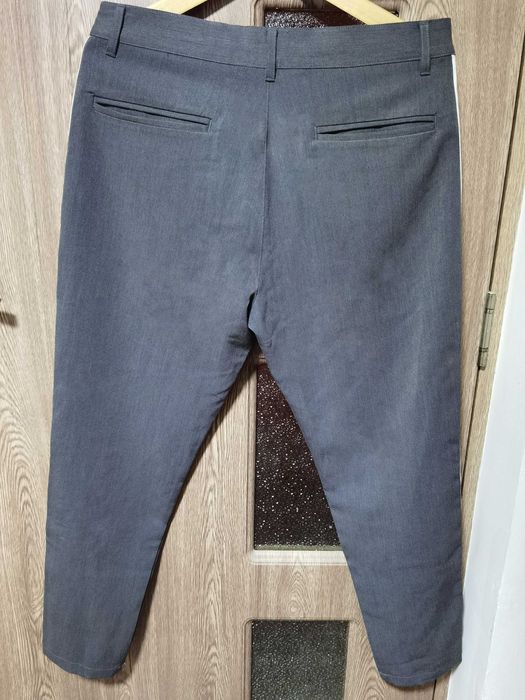 Pantaloni Chino Pull & Bear Gri cu Dungi Laterale Model Deosebit