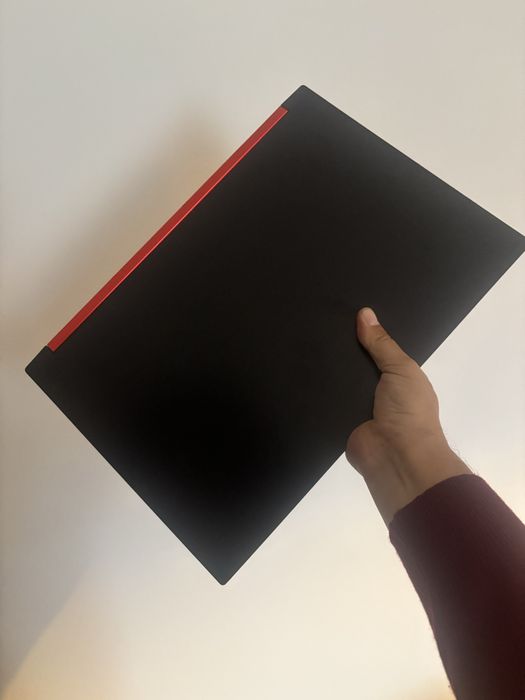 Clevo Gaming 17,3”• Procesor i7-9750H• 16gb ram• Gtx 1650• SSD 512