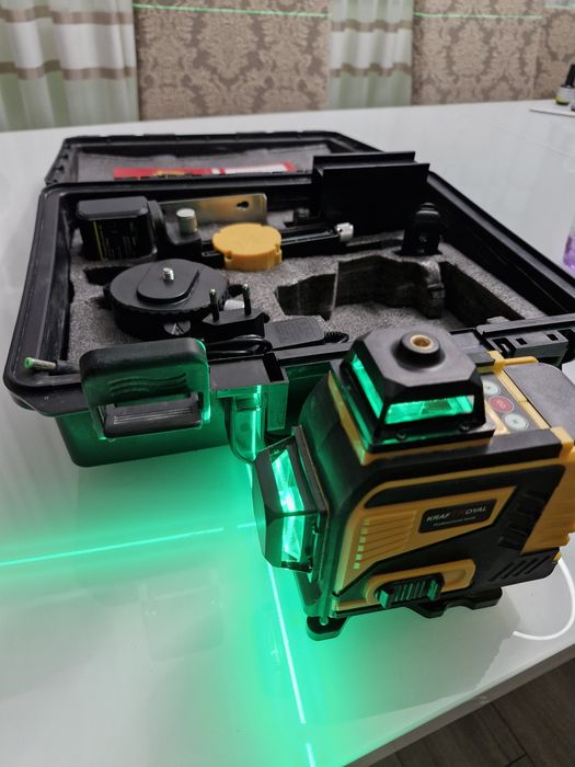 Продавам  лазерен  нивелир