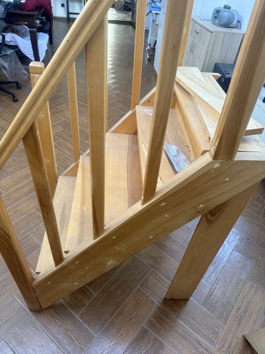 Scara din lemn masiv