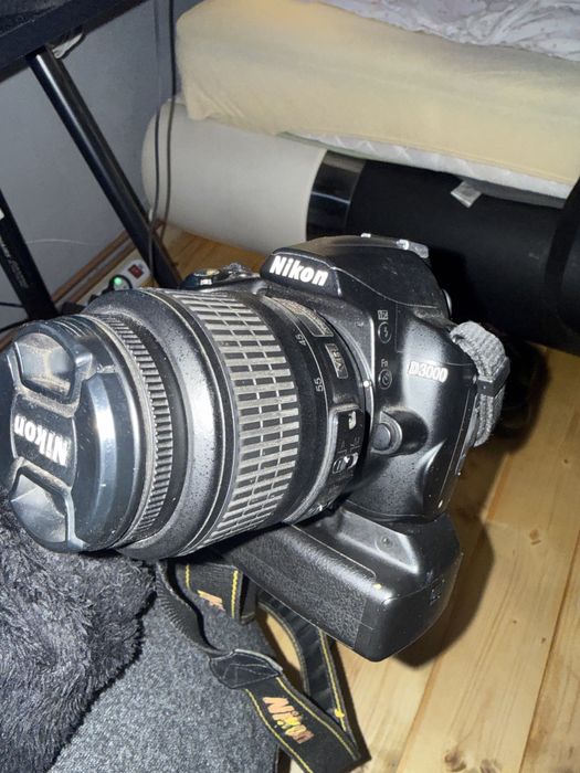 DSLR nikon d3000 cu obiectiv de 18-55, si battery grip