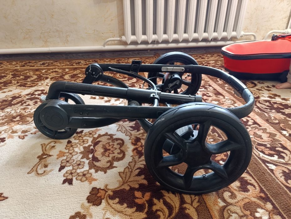 Продам коляску с люлькой quinny