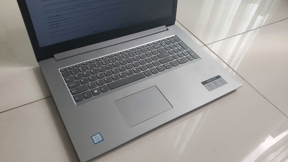 Лаптоп Леново 17 инча i3, SSD 500 gb, оригинален Window 11, като нов