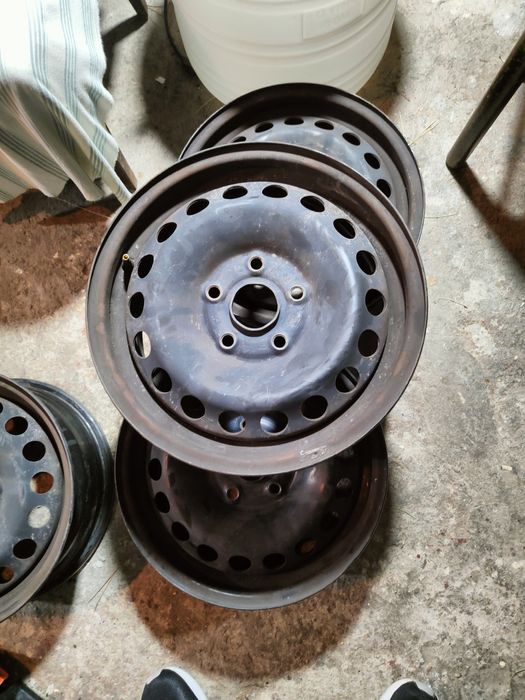 Продавам 4бр 15 цола железни джанти 5*112 и оригинални тасове за шкода