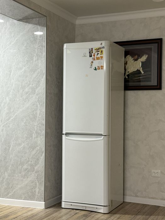 Продам холодильник Indesit