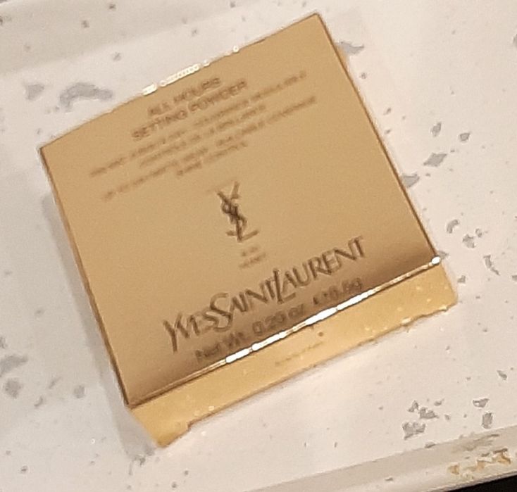 Суха пудра на марката Ives Saint Laurent