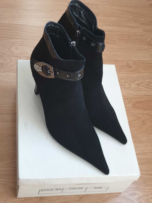 Ghete NOI nepurtate Patrizia Rigotti, piele intoarsa, masura 38