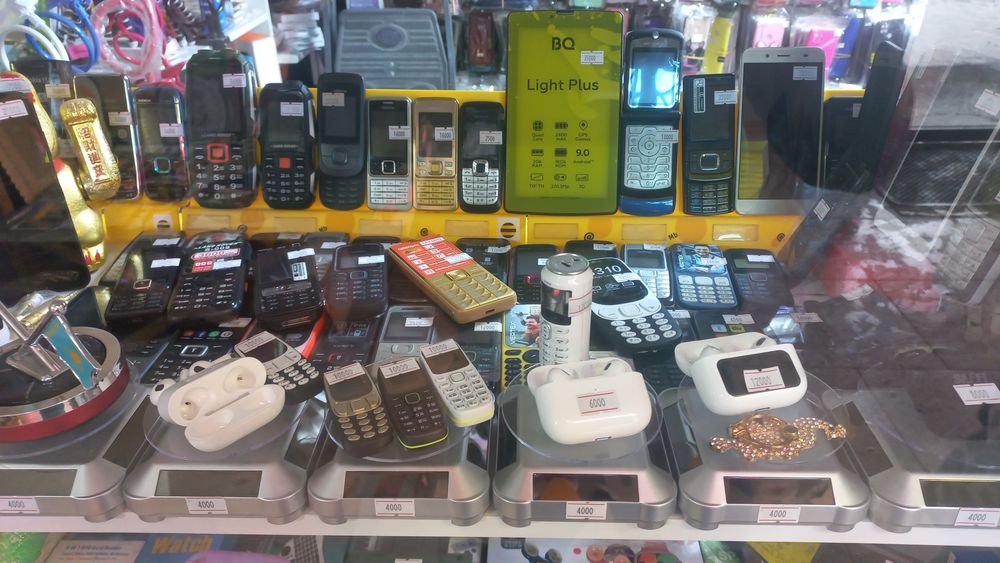 Сотовые телефоны новые в каробках