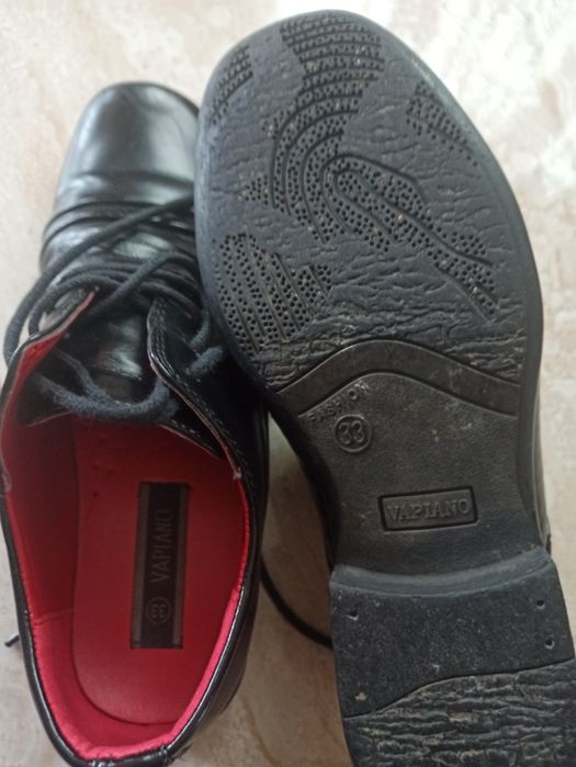 Vând pantofi piele pentru baieți.