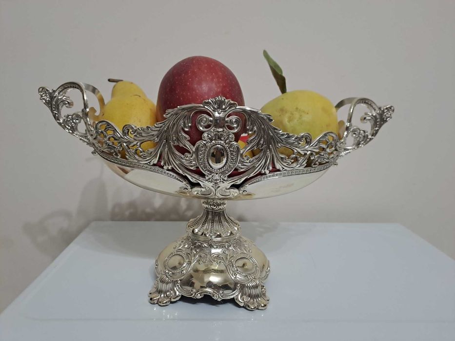 картины, декор, аксессуары.