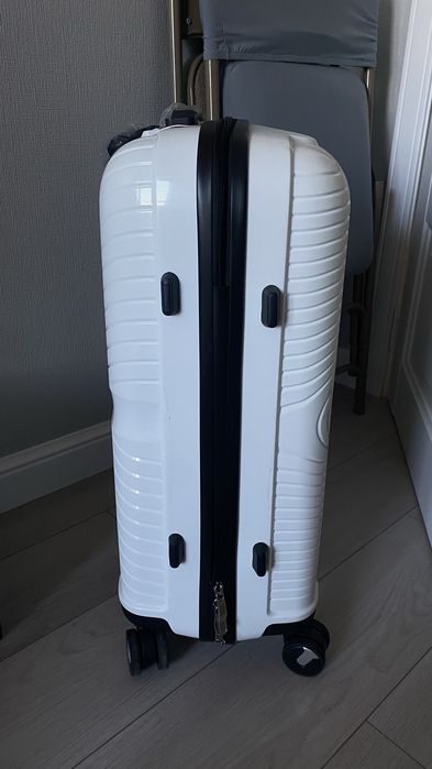 Чемодан  белого цвета