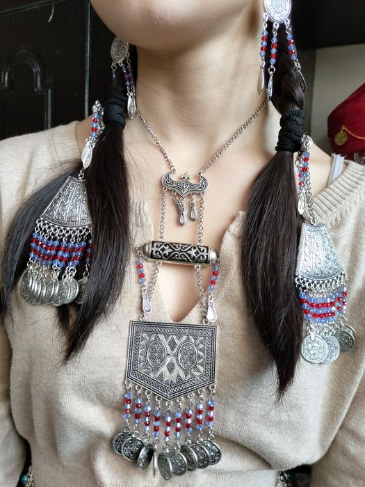 Абай тақия, корсет,қазақи әшекей бұйымдар.