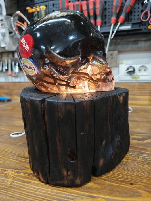 Lampa din rășină pe lemn de nuc, suport casti