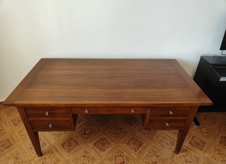 Письменный стол из красного дерева