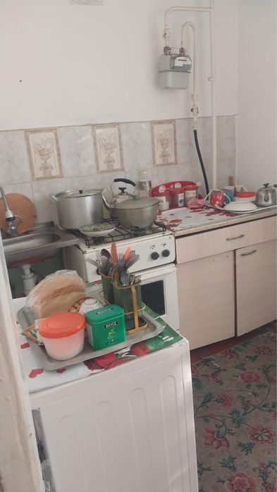 Қала орталығынан 3 қабаттан 2 бөлмелі пәтер сатылады