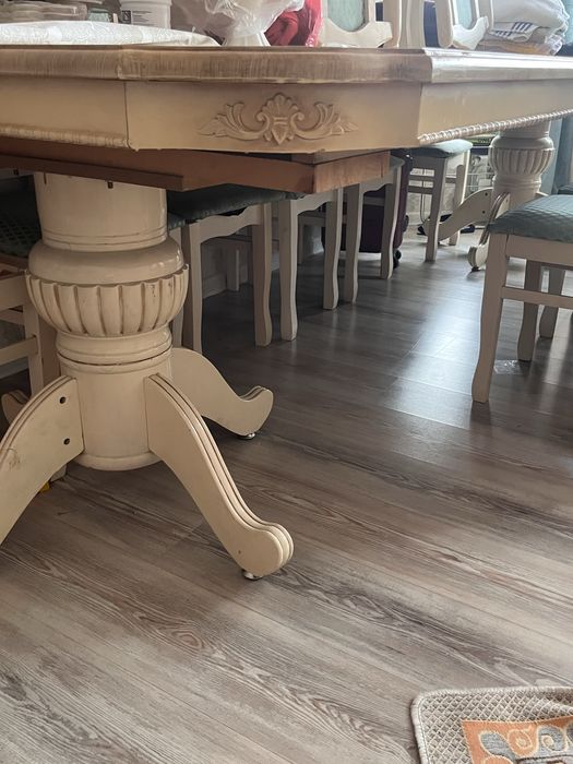 Стол для гостевой