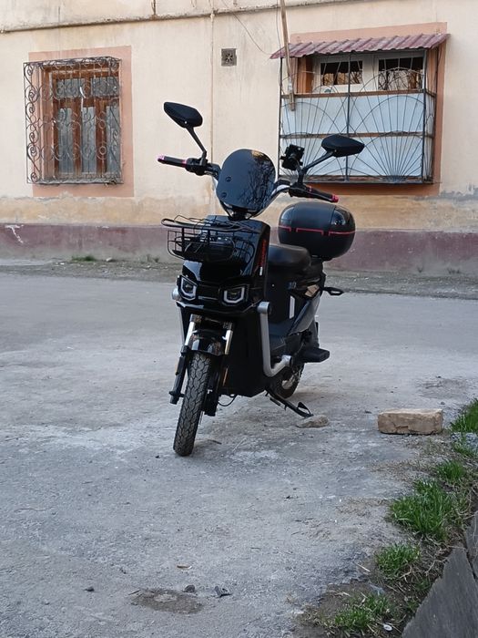 Скутр чёрно красный "Globoys"