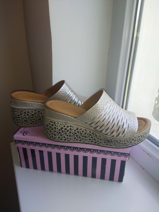 Продам кожанные босоножки