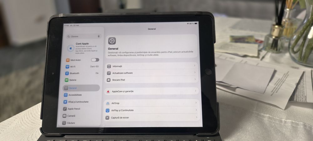iPad generația 8, 10,2 inch plus husa cu tastatura