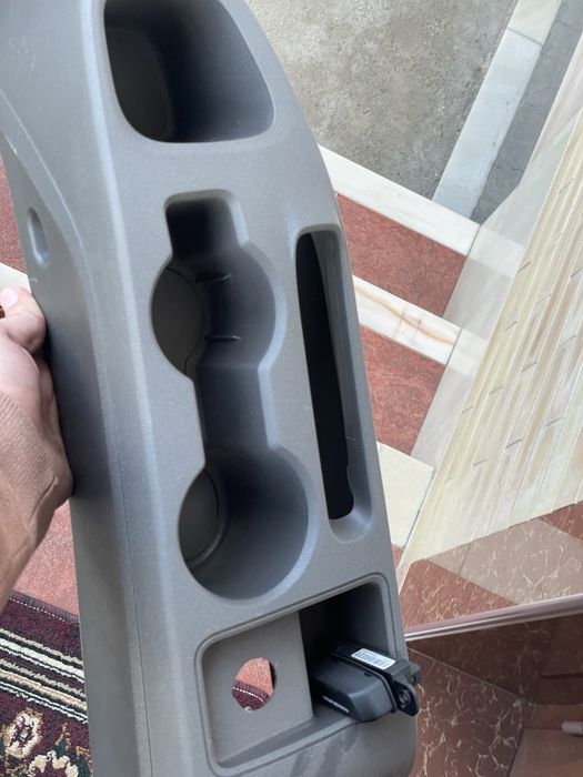 Бар кобалтники янги мошинадан йечиб олинган