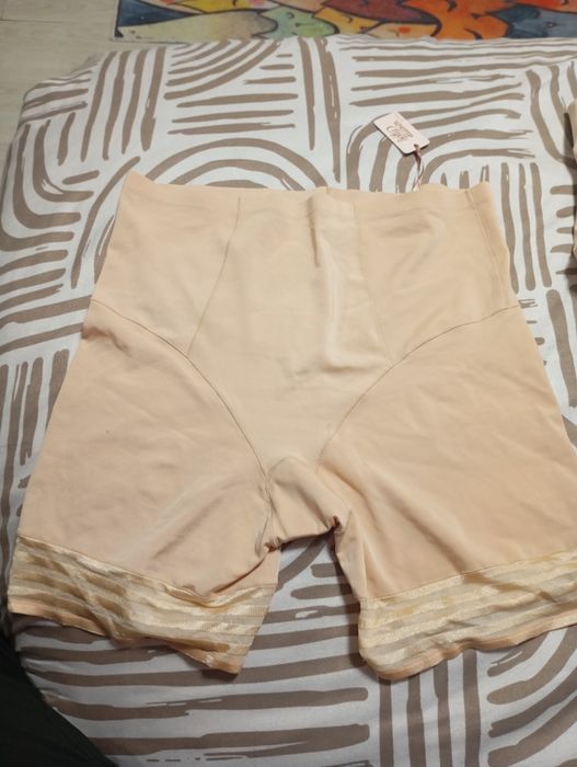 Стягащо бельо в бежово