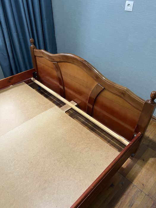 Деревянная кровать