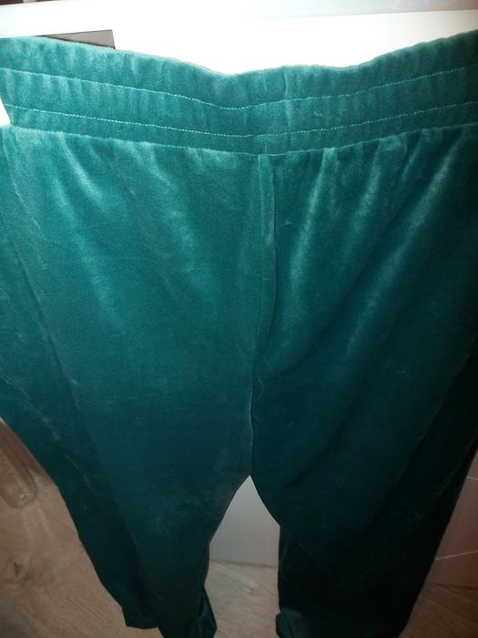 Pantaloni trening plasați