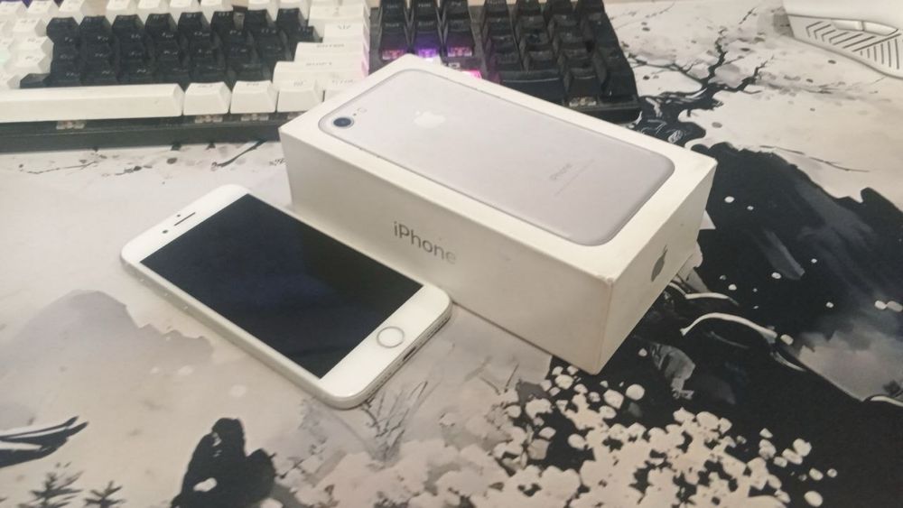 продам айфон 7 с коробкой