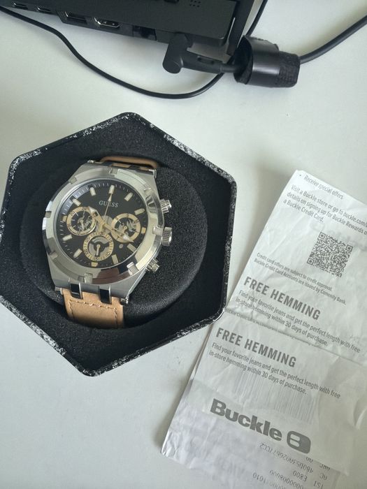 Оргиналные часы Guess